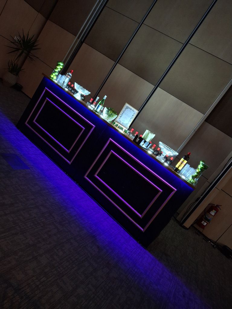 Balcão de bar iluminado em tons roxos