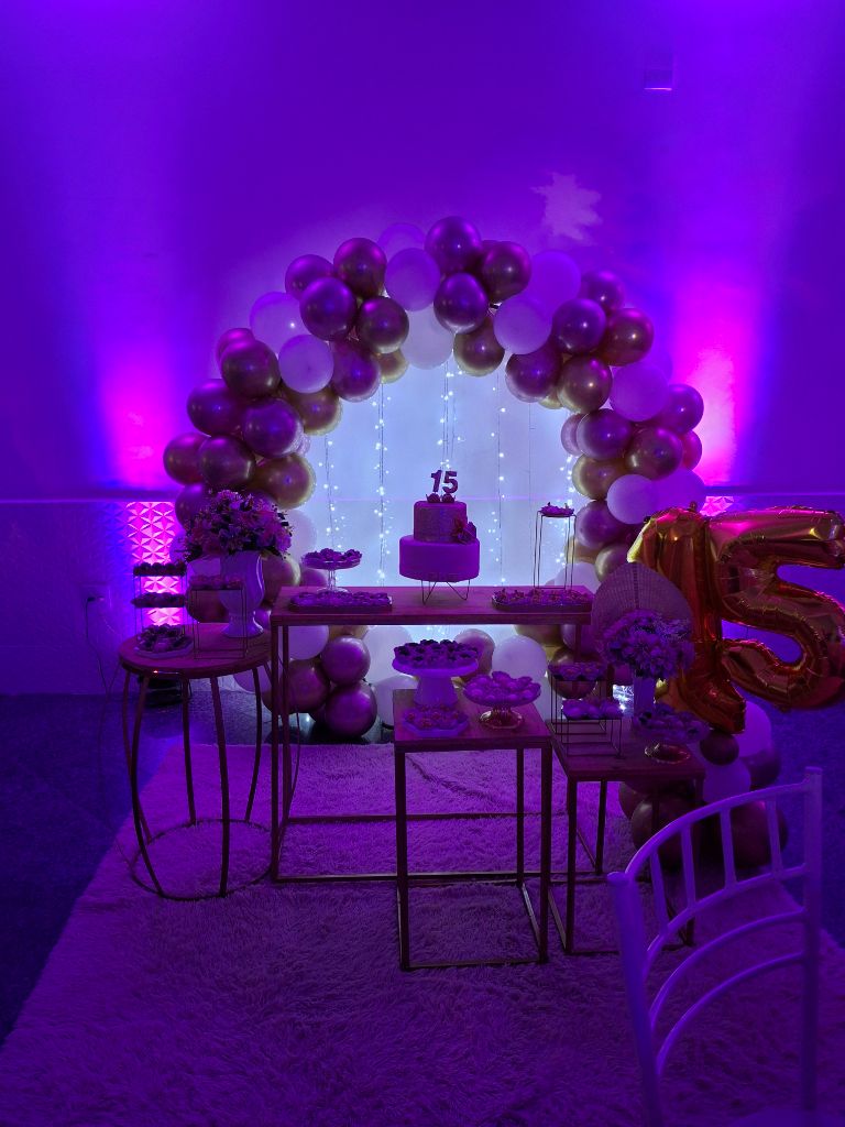 Debutante de 15 anos com decoração e bolo