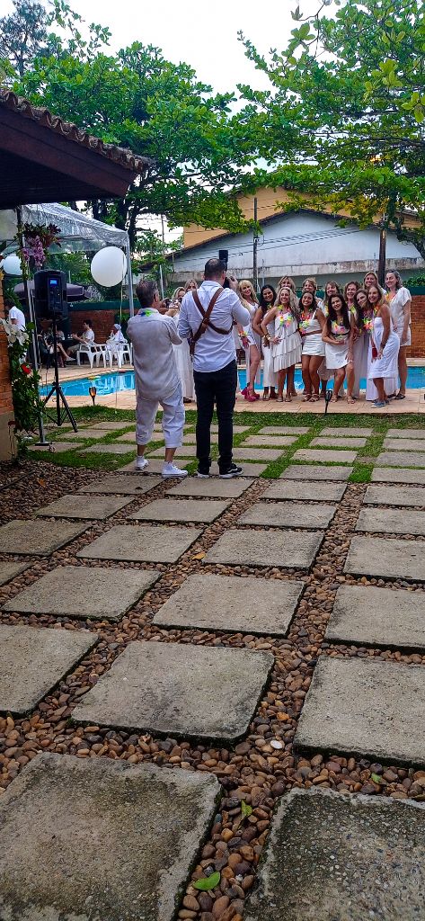 Debutante com convidadas à beira da piscina