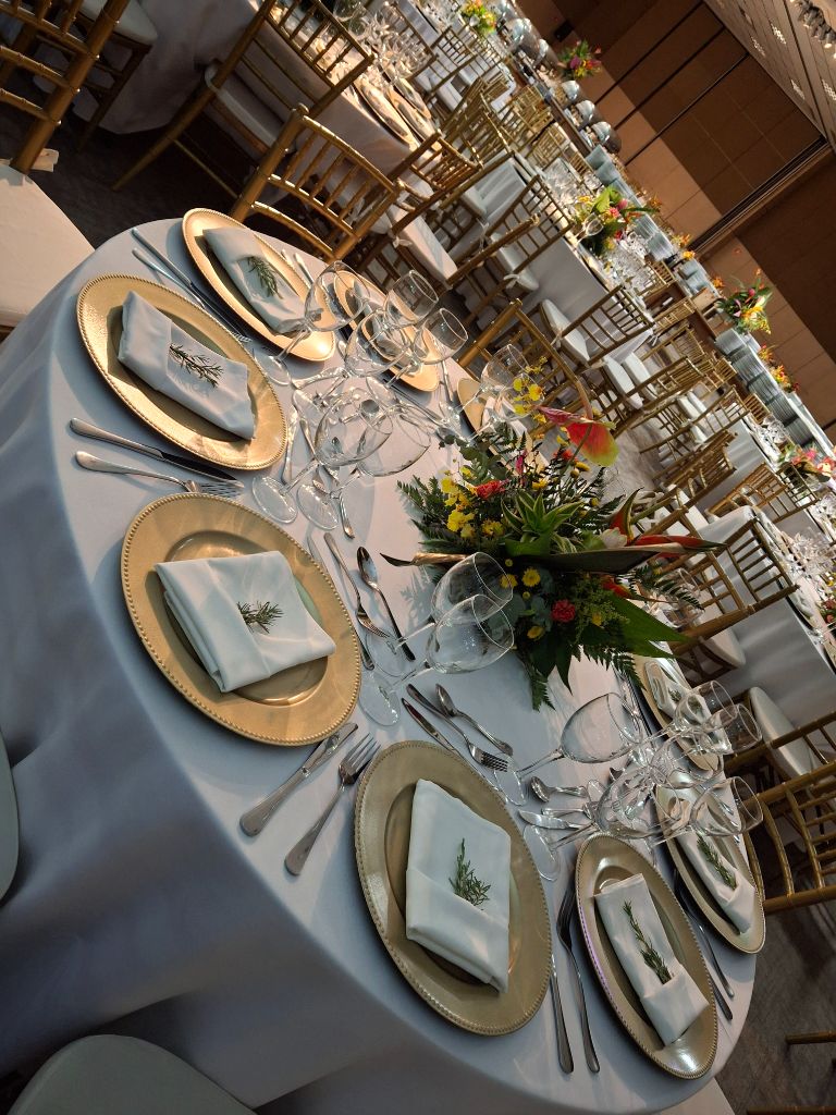 Mesa decorada para jantar de gala