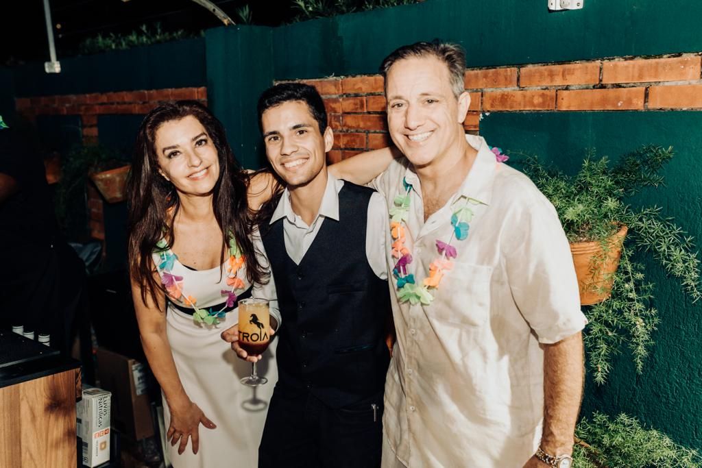 Convidados brindando com drink Tróia