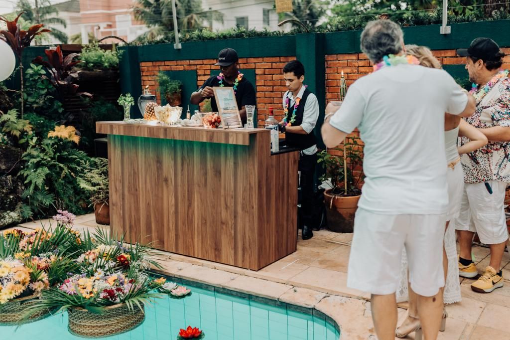 Bar montado à beira da piscina em evento