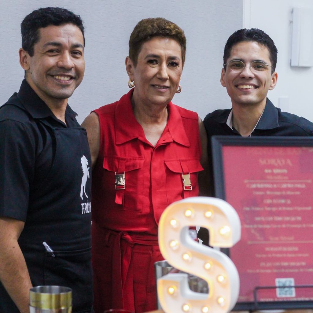 Equipe Tróia uniformizada com clientes