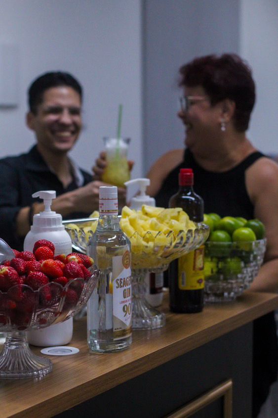 Bartender e convidada brindando