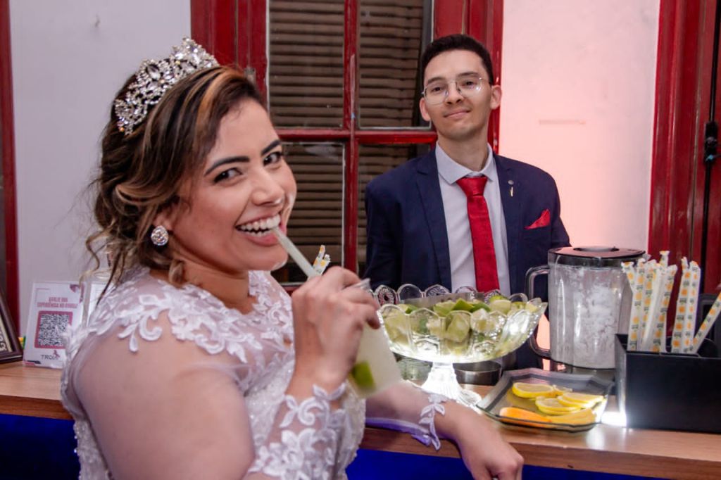 Noiva saboreando drink autoral