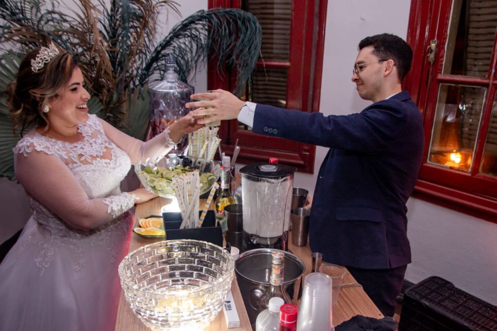 Casamento - noivos brindando no bar Tróia